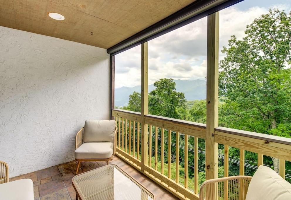 Lux Retro Getaway W/ Ober & Smoky Mtn Views! Villa Gatlinburg Exteriör bild