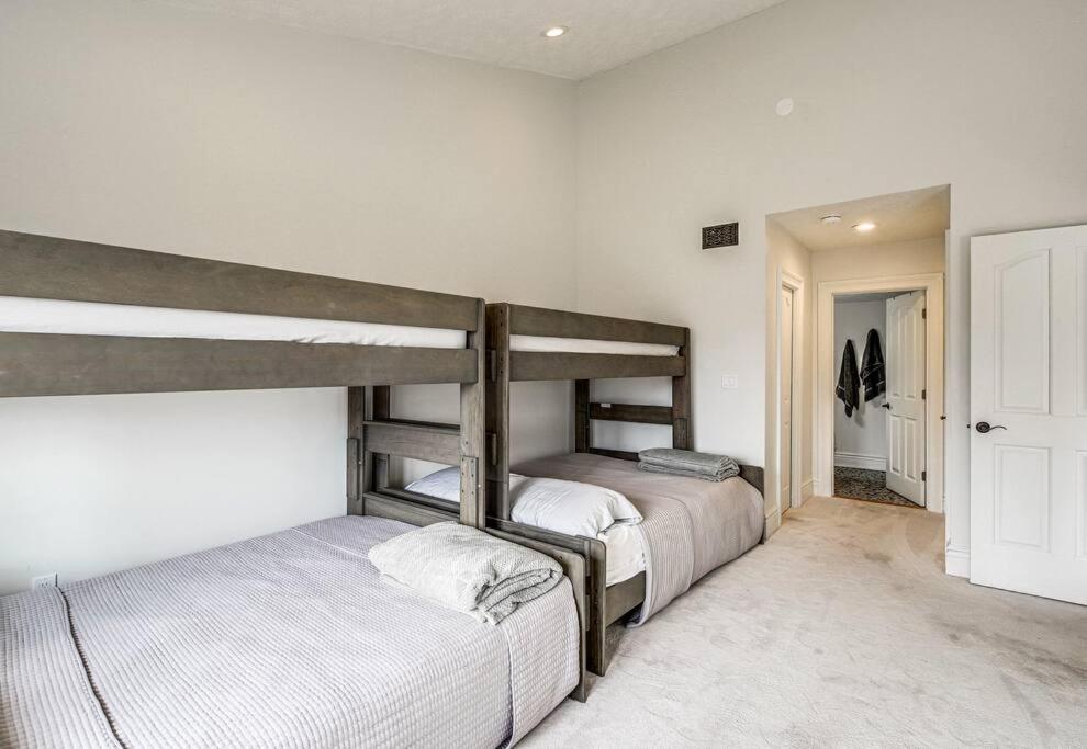 Lux Retro Getaway W/ Ober & Smoky Mtn Views! Villa Gatlinburg Exteriör bild
