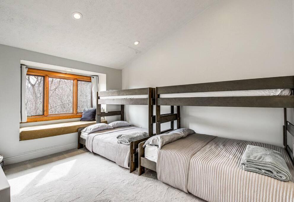 Lux Retro Getaway W/ Ober & Smoky Mtn Views! Villa Gatlinburg Exteriör bild