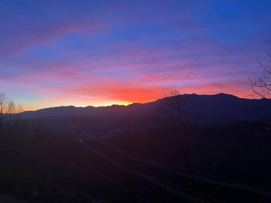 Lux Retro Getaway W/ Ober & Smoky Mtn Views! Villa Gatlinburg Exteriör bild