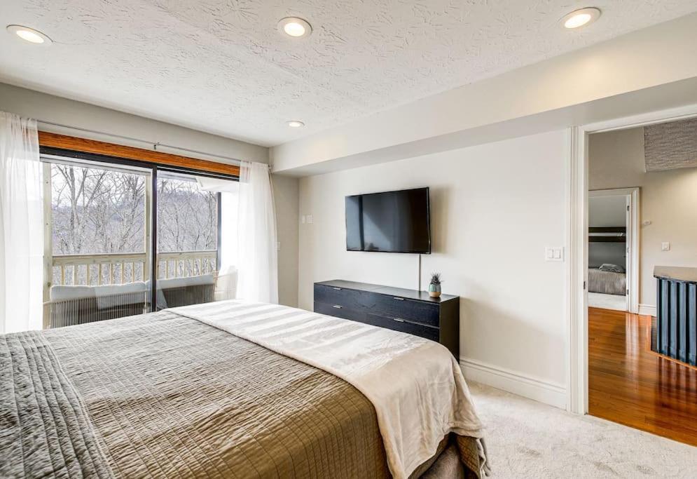 Lux Retro Getaway W/ Ober & Smoky Mtn Views! Villa Gatlinburg Exteriör bild