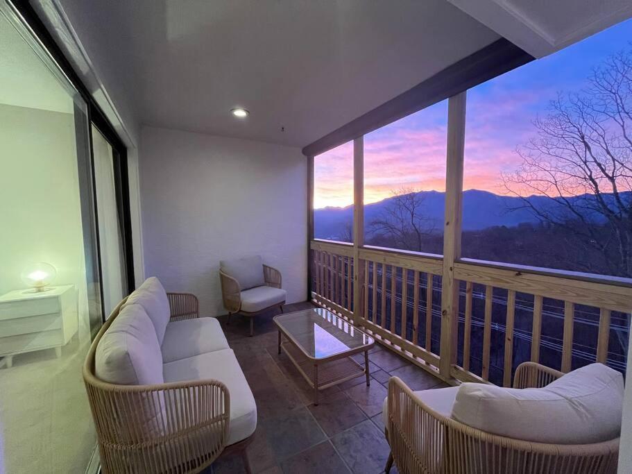Lux Retro Getaway W/ Ober & Smoky Mtn Views! Villa Gatlinburg Exteriör bild