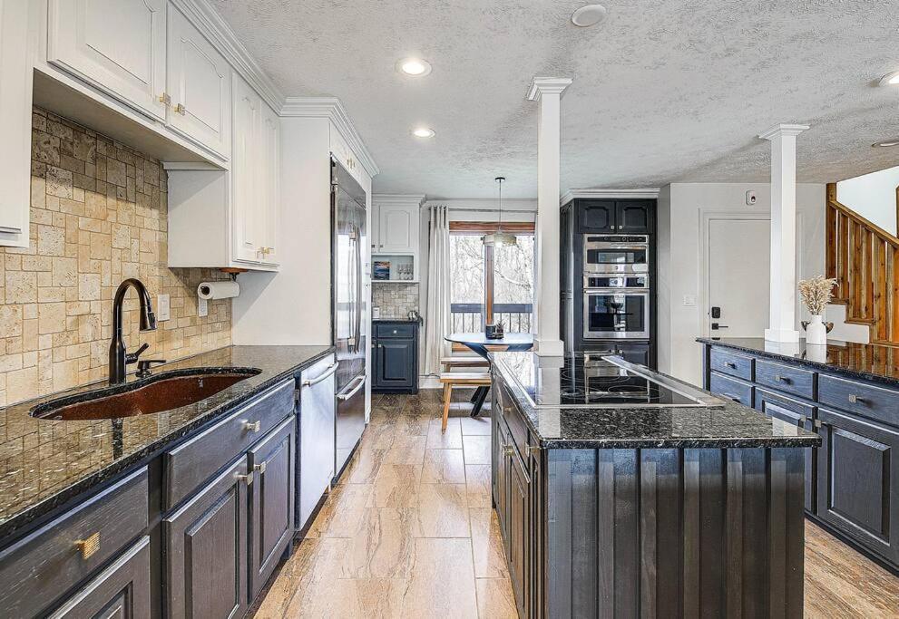 Lux Retro Getaway W/ Ober & Smoky Mtn Views! Villa Gatlinburg Exteriör bild