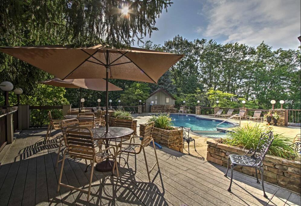 Lux Retro Getaway W/ Ober & Smoky Mtn Views! Villa Gatlinburg Exteriör bild