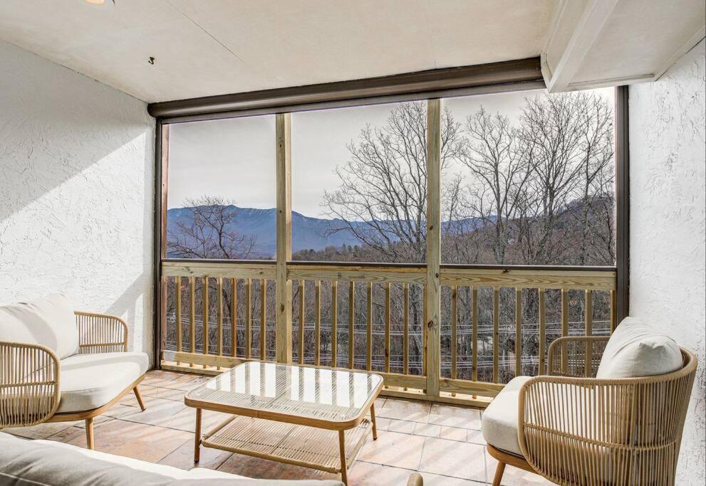 Lux Retro Getaway W/ Ober & Smoky Mtn Views! Villa Gatlinburg Exteriör bild